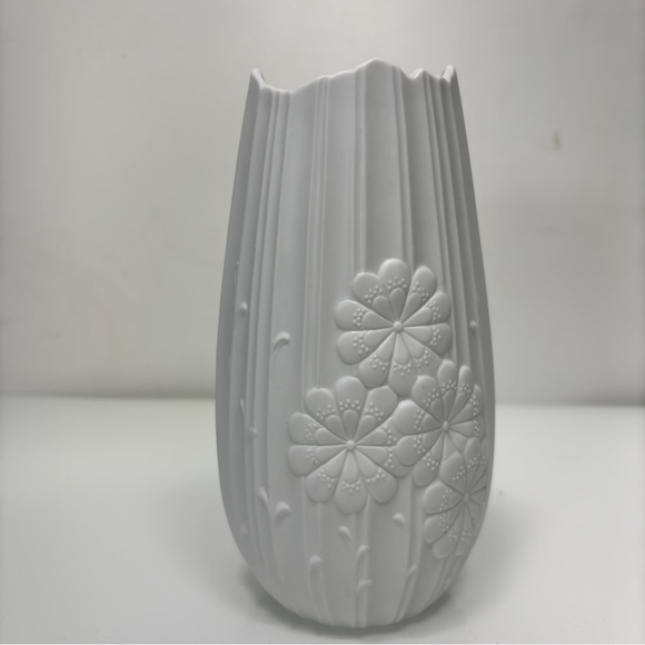 Vintage Kaiser White Bisque Porcelain Floral Pattern Jagged Edge Vase - Picture 4 of 11